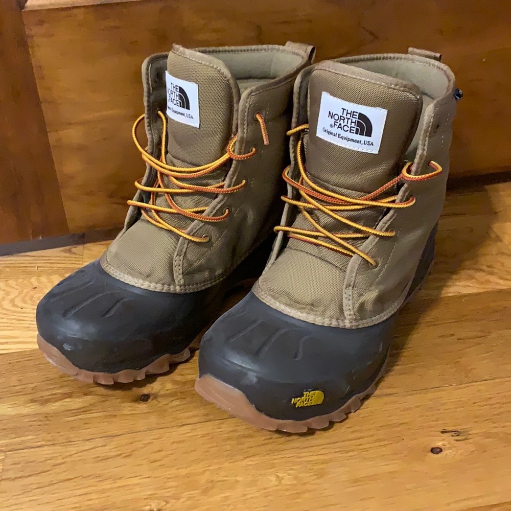 Men’s North Face waterproof, lined boots